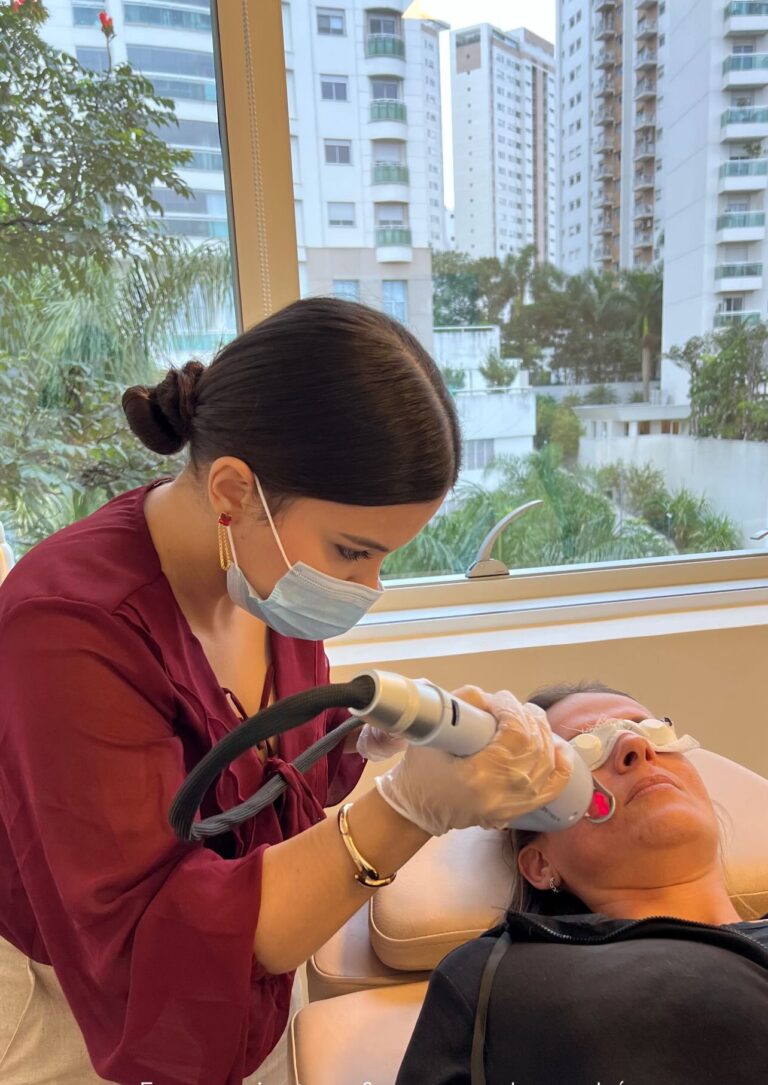 Profissional realiza